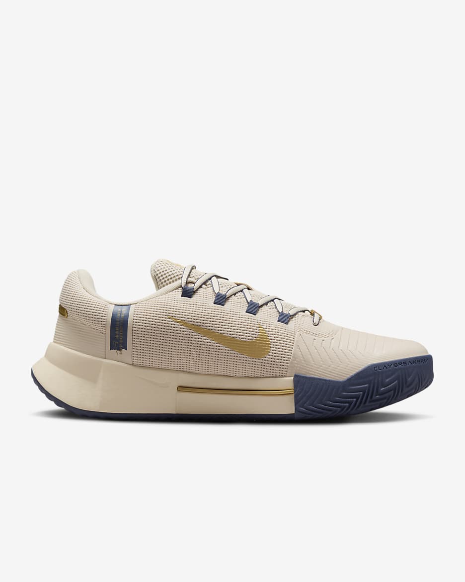 Chaussure de tennis pour terre battue Nike GP Challenge 1 Premium pour homme - Sanddrift/Thunder Blue/Gum Medium Brown/Metallic Gold