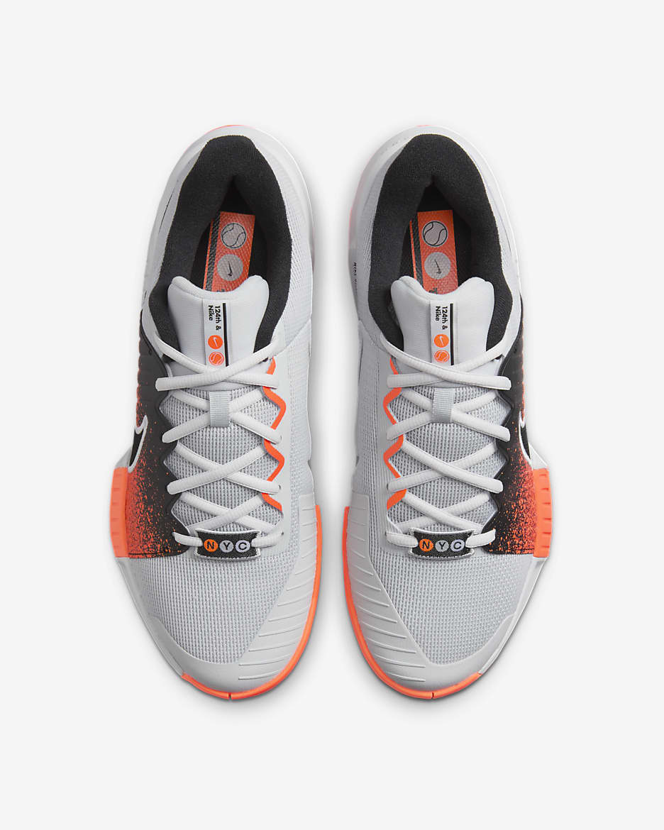 Nike GP Challenge Pro Premium Hartplatz-Tennisschuhe für Herren - Pure Platinum/Hyper Crimson/Weiß/Schwarz