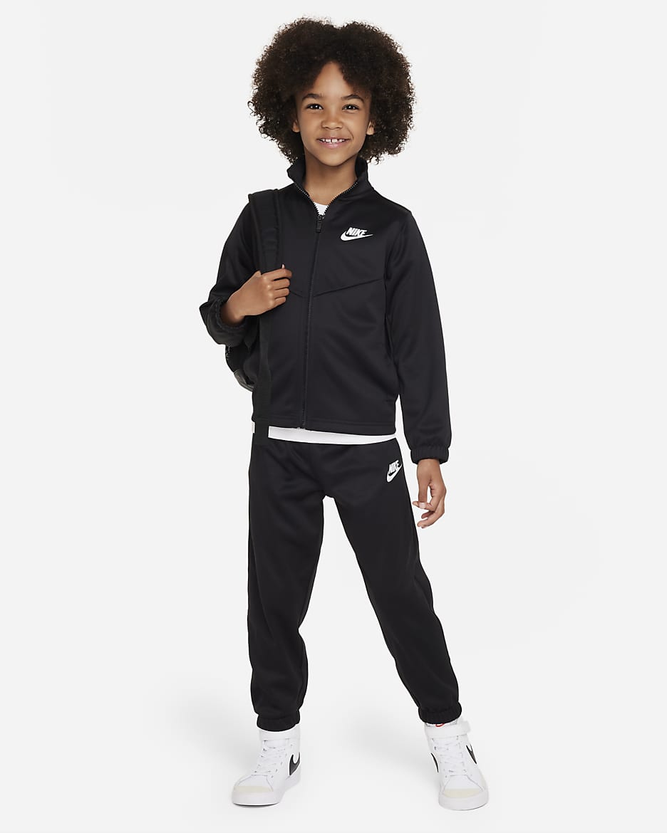 Todelt Nike Sportswear Lifestyle Essentials-Dri-FIT-tracksuitsæt til mindre børn - sort