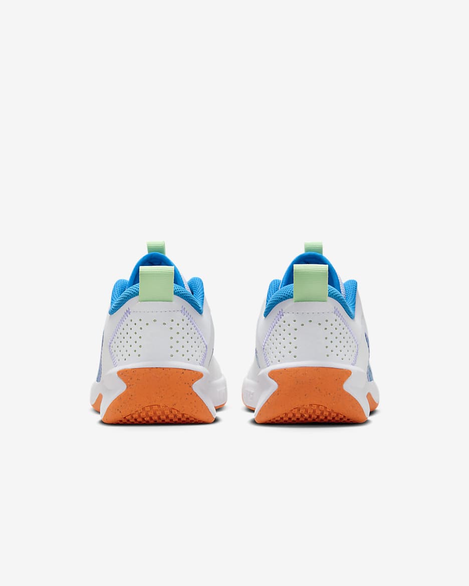 Chaussure de sport en salle Nike Omni Multi-Court pour ado - Blanc/Vapor Green/Total Orange/Photo Blue