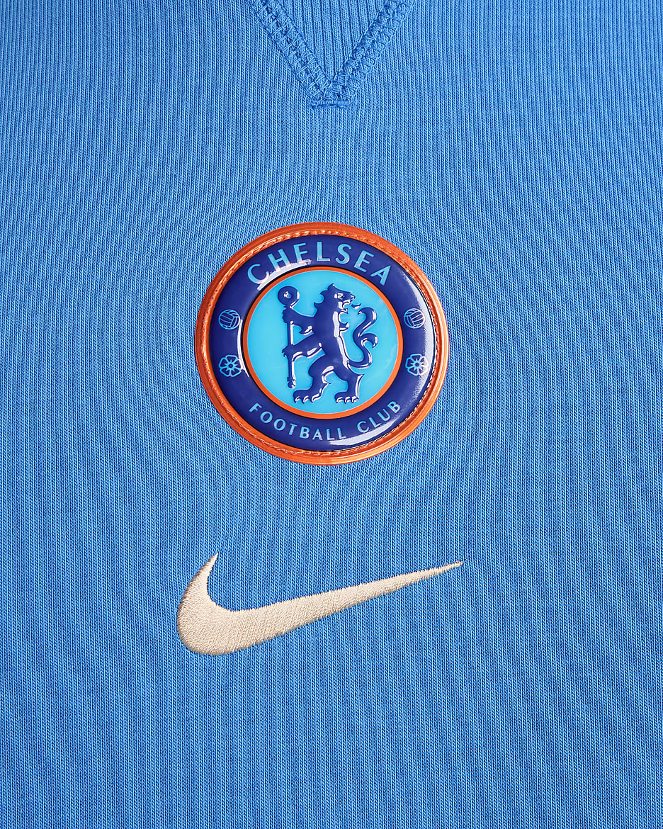 Chelsea FC Standard Issue Nike Dri-FIT kapucnis, belebújós férfi futballpulóver - Light Photo Blue/Guava Ice