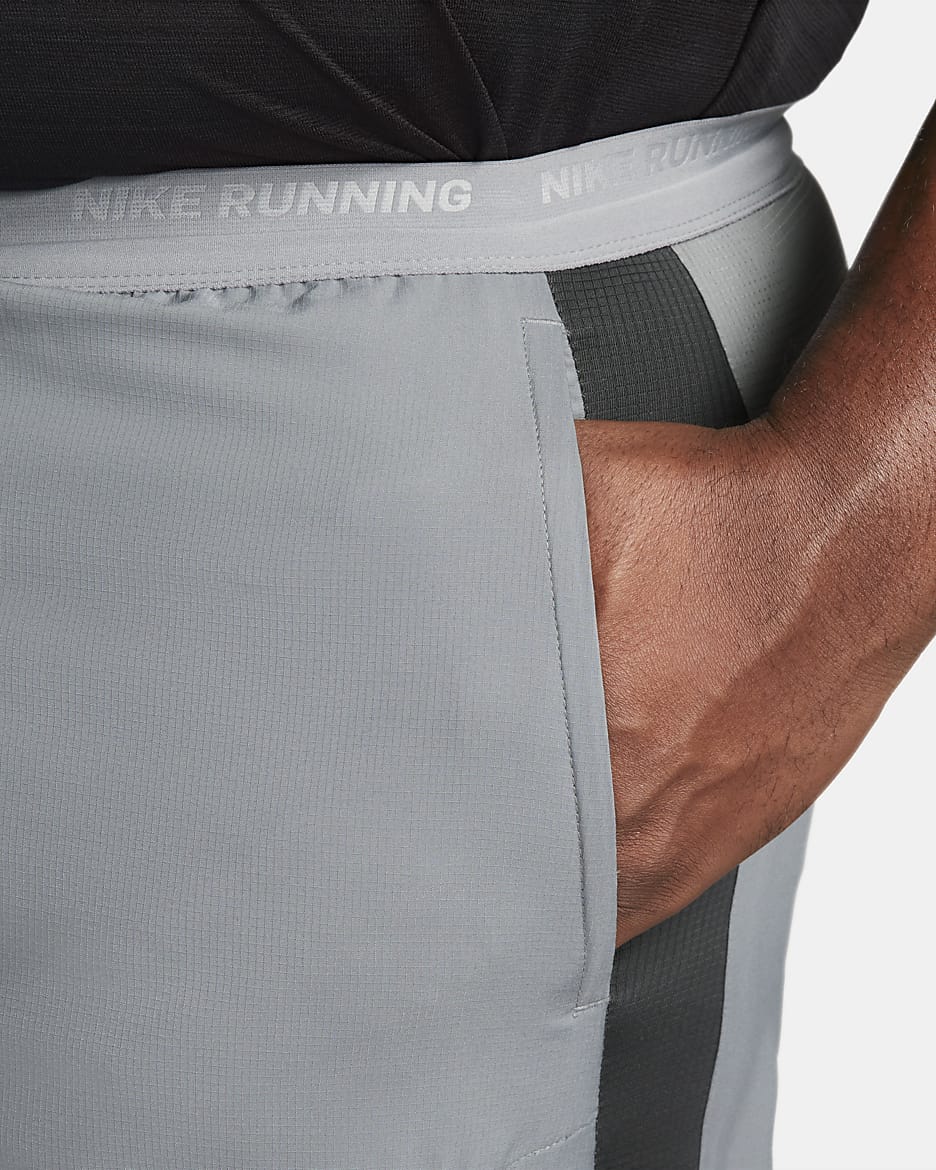 Shorts de running híbridos Dri-FIT de 12.5 cm para hombre Nike Stride - Gris humo/Gris humo oscuro/Negro