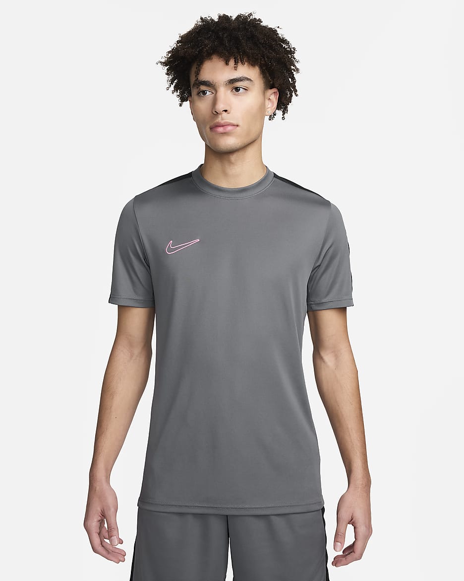 Playera de fútbol de manga corta Dri-FIT para hombre Nike Academy - Gris hierro/Negro/Puesta de sol pulso