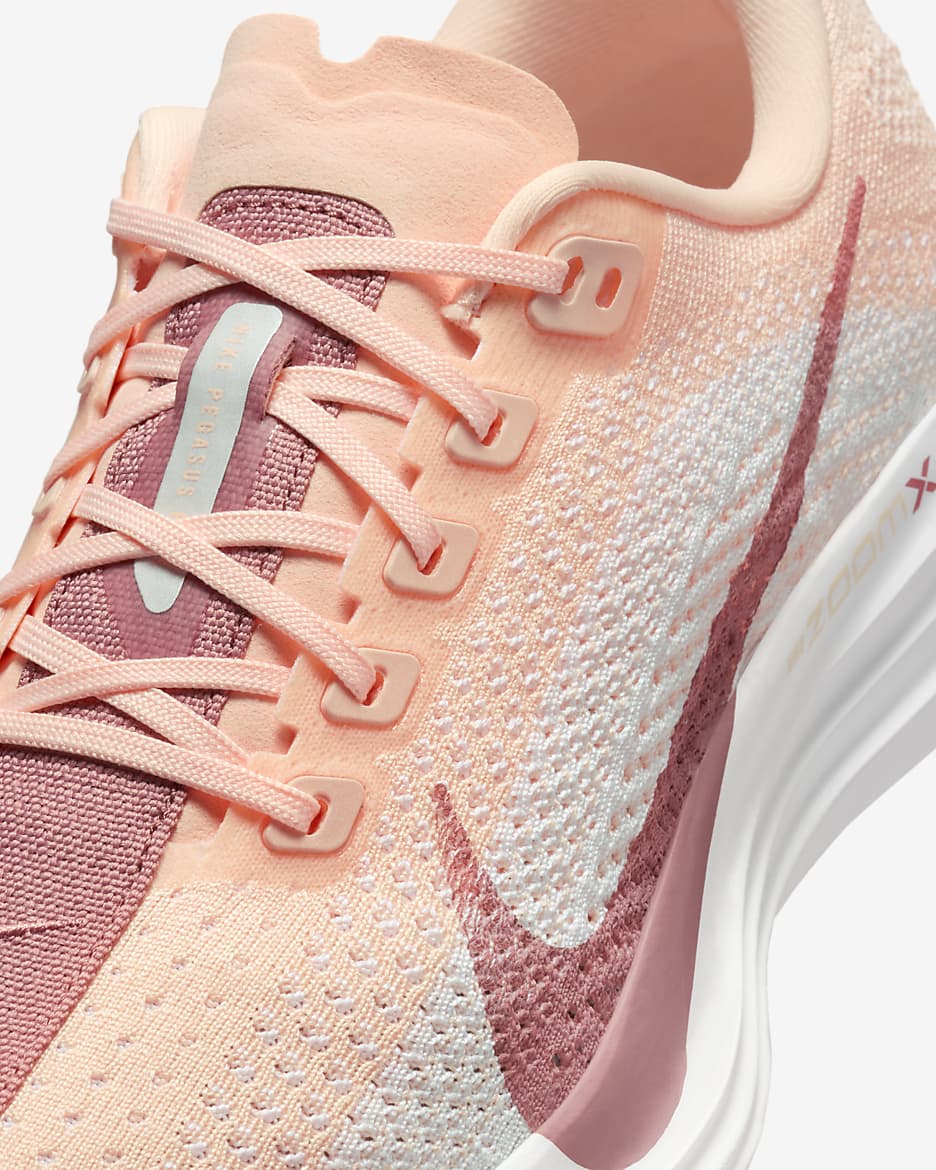 Chaussure de running sur route Nike Pegasus Plus pour femme - Crimson Tint/Pure Platinum/Red Stardust/Blanc