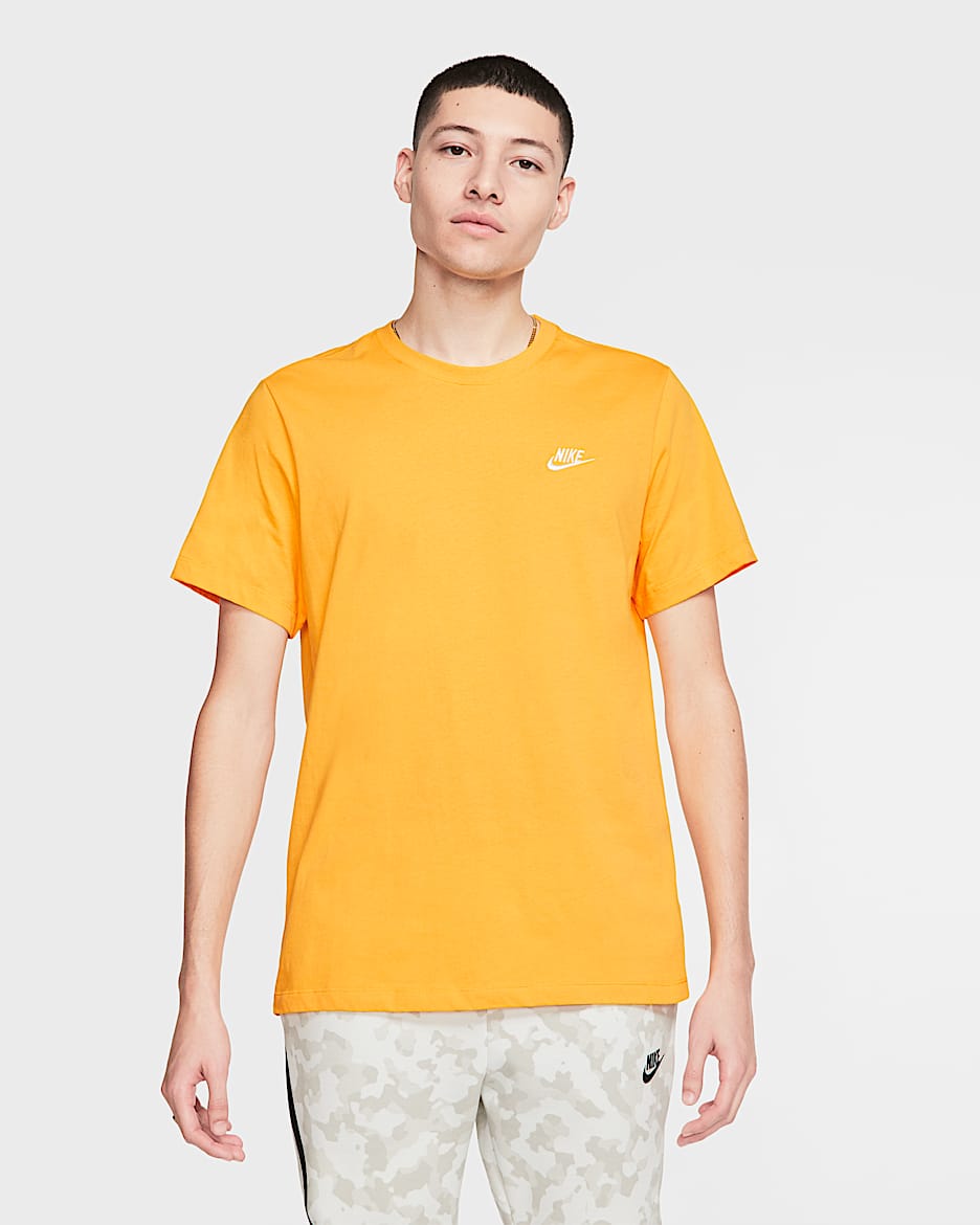 Playera para hombre Nike Sportswear Club - Oro universitario/Blanco
