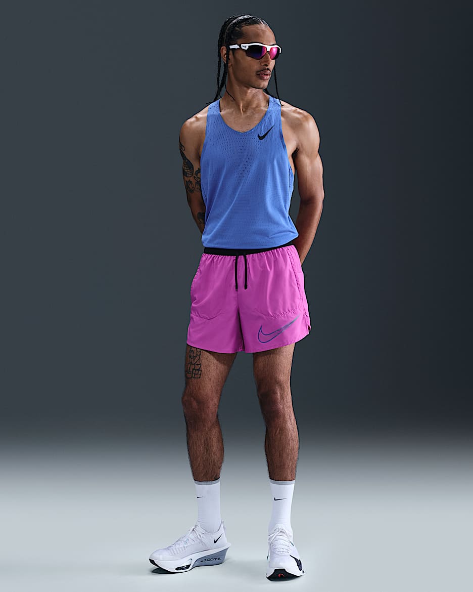 Shorts de correr Dri-FIT de 13 cm con forro de ropa interior para hombre Nike Stride - Morado vivo/Hiperroyal