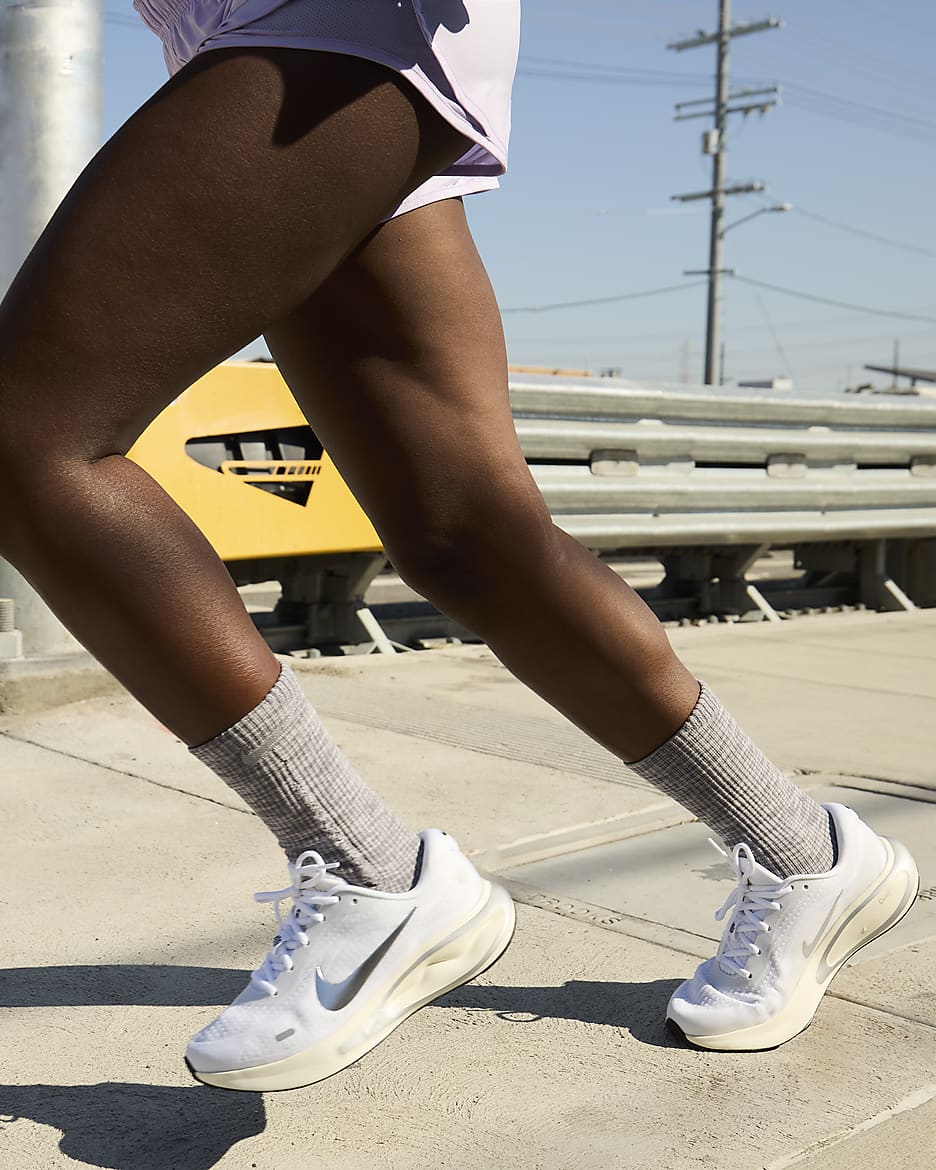 Tenis de correr en pavimento para mujer Nike Journey Run - Blanco/Tinte platino/Leche de coco/Plata metalizado