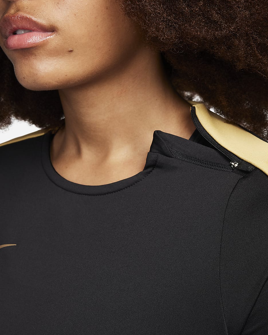 Nike Strike Dri-FIT fotballoverdel med rund hals til dame - Svart/Jersey Gold/Metallic Gold