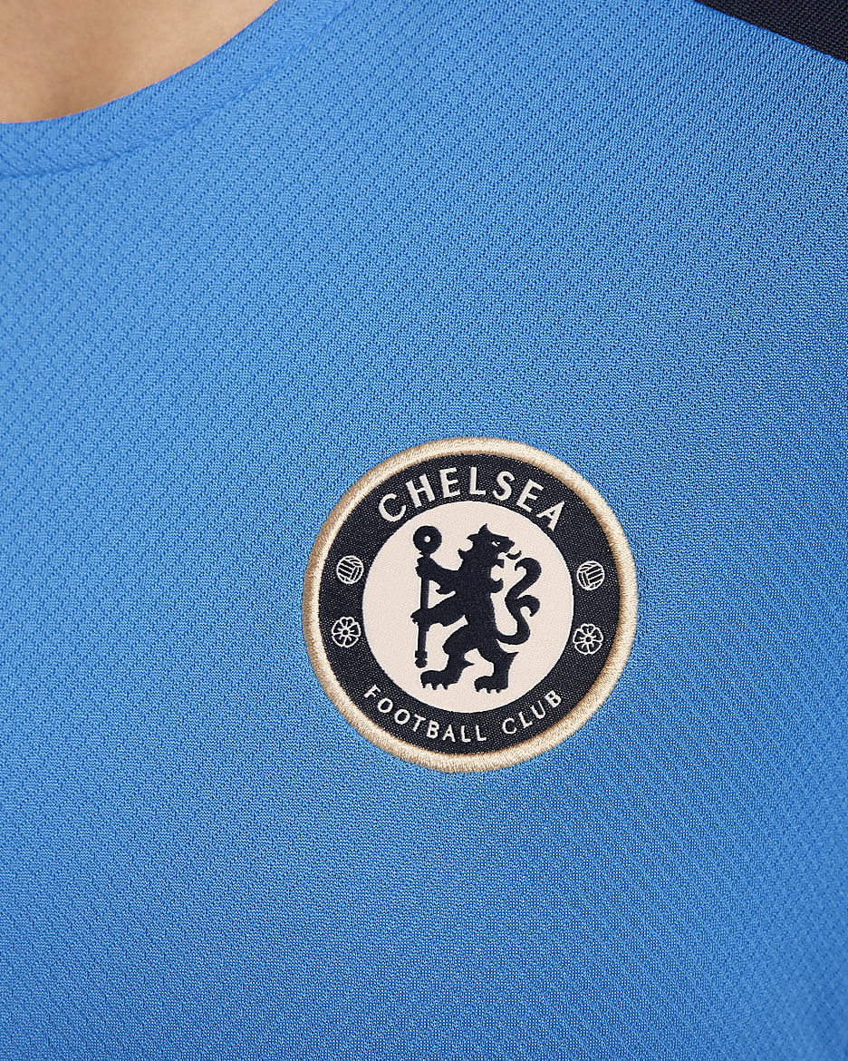 Maglia da calcio a manica corta Nike Dri-FIT Chelsea FC Strike – Donna - Light Photo Blue/Light Photo Blue/Ossidiana/Guava Ice