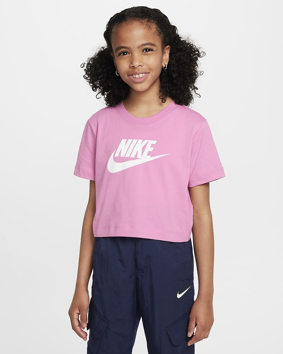 Playera cropped para niña talla grande Nike Sportswear - Flamenco mágico
