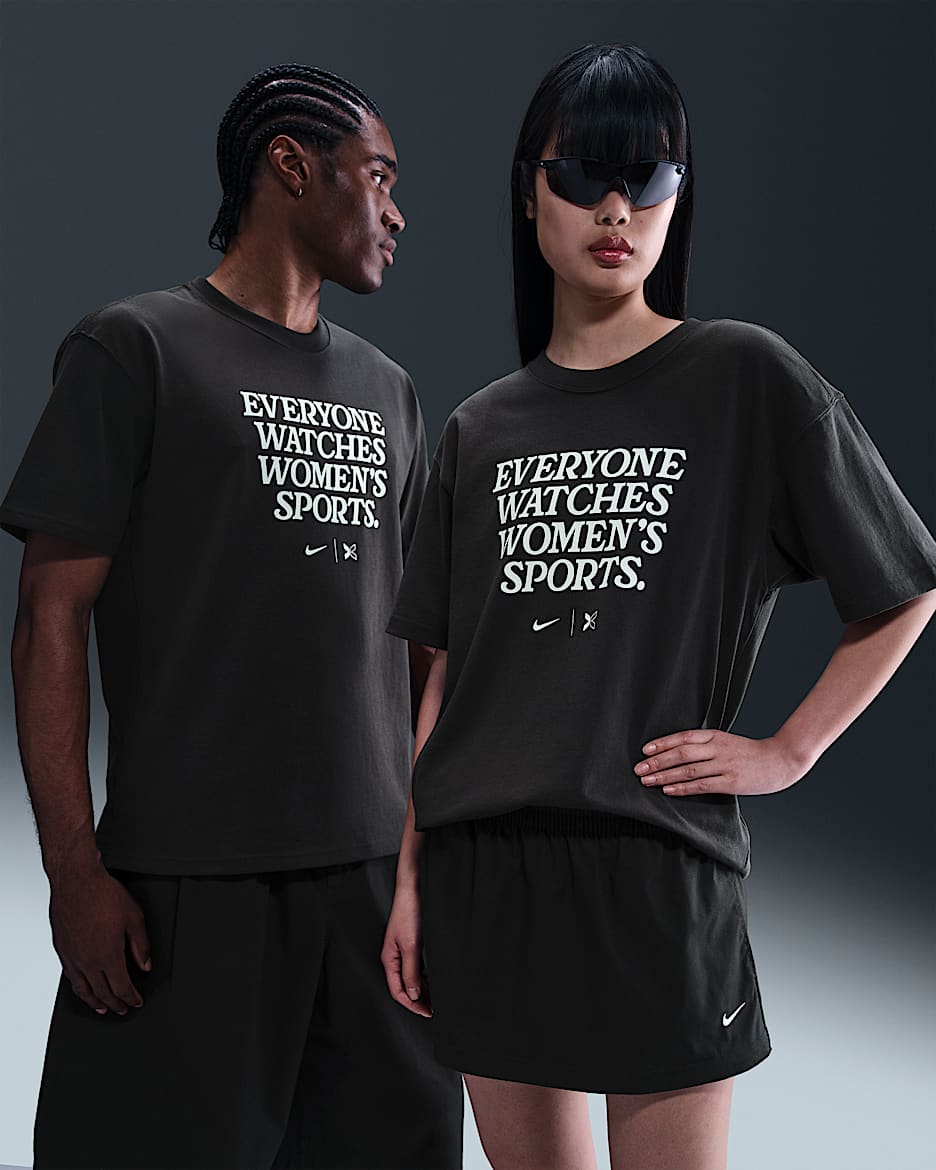 Playera Nike by TOGETHXR Everyone Watches Women's Sports™ - Sombrío apagado