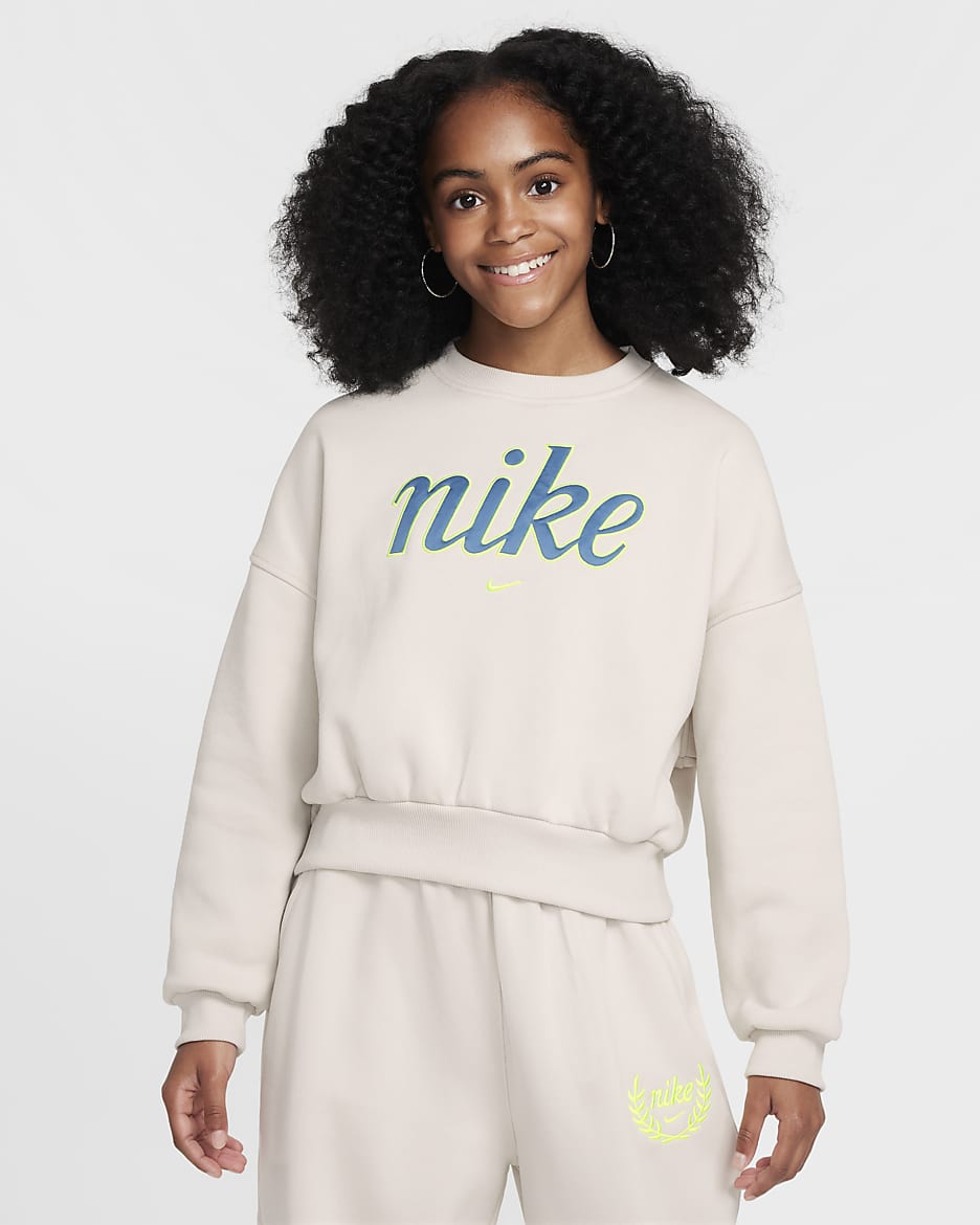 เสื้อวอร์มคอกลมเด็กหญิงทรงบ็อกซี่ Nike Sportswear Club Fleece - Light Bone/Volt