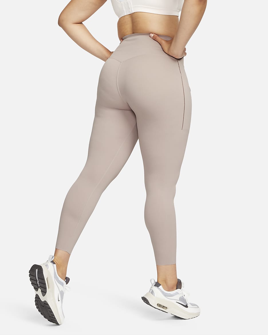 Leggings de 7/8 de tiro alto y sujeción media con bolsillos para mujer Nike Universa - Topo difuso/Negro