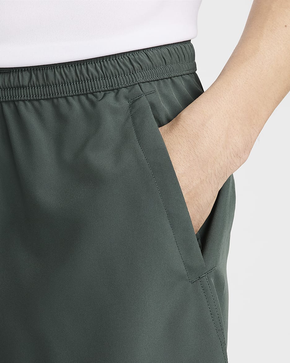 Shorts versátiles Dri-FIT de 23 cm sin forro para hombre Nike Form - Verde vintage/Negro