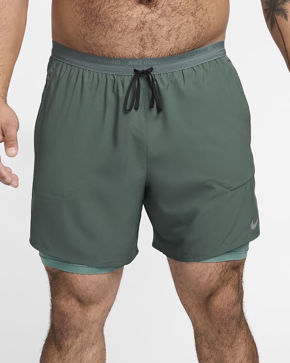 Nike Stride Dri-FIT 2-in-1 hardloopshorts voor heren (18 cm) - Vintage Green/Bicoastal/Zwart