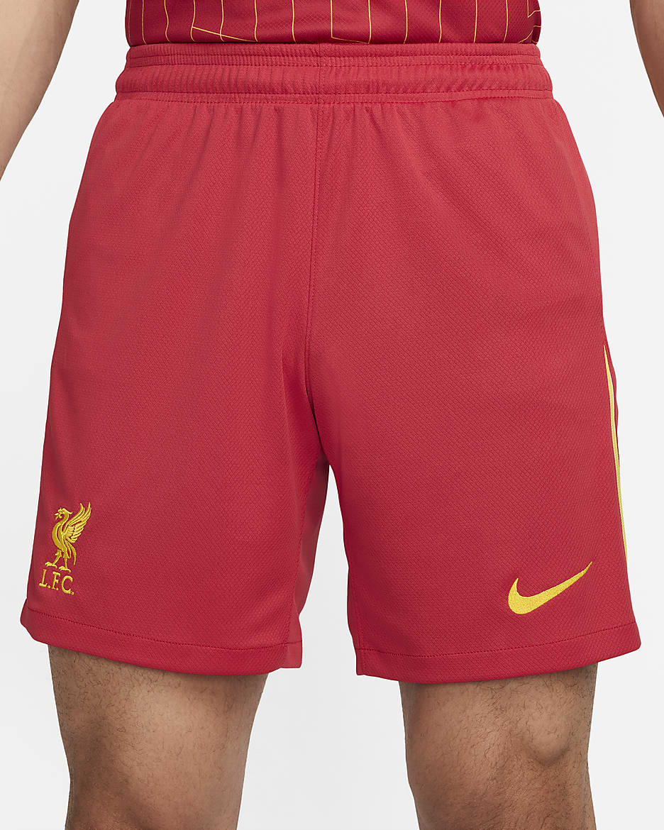 Short de foot Replica Nike Dri-FIT Liverpool FC 2024 Stadium Domicile pour homme - Gym Red/Blanc/Chrome Yellow