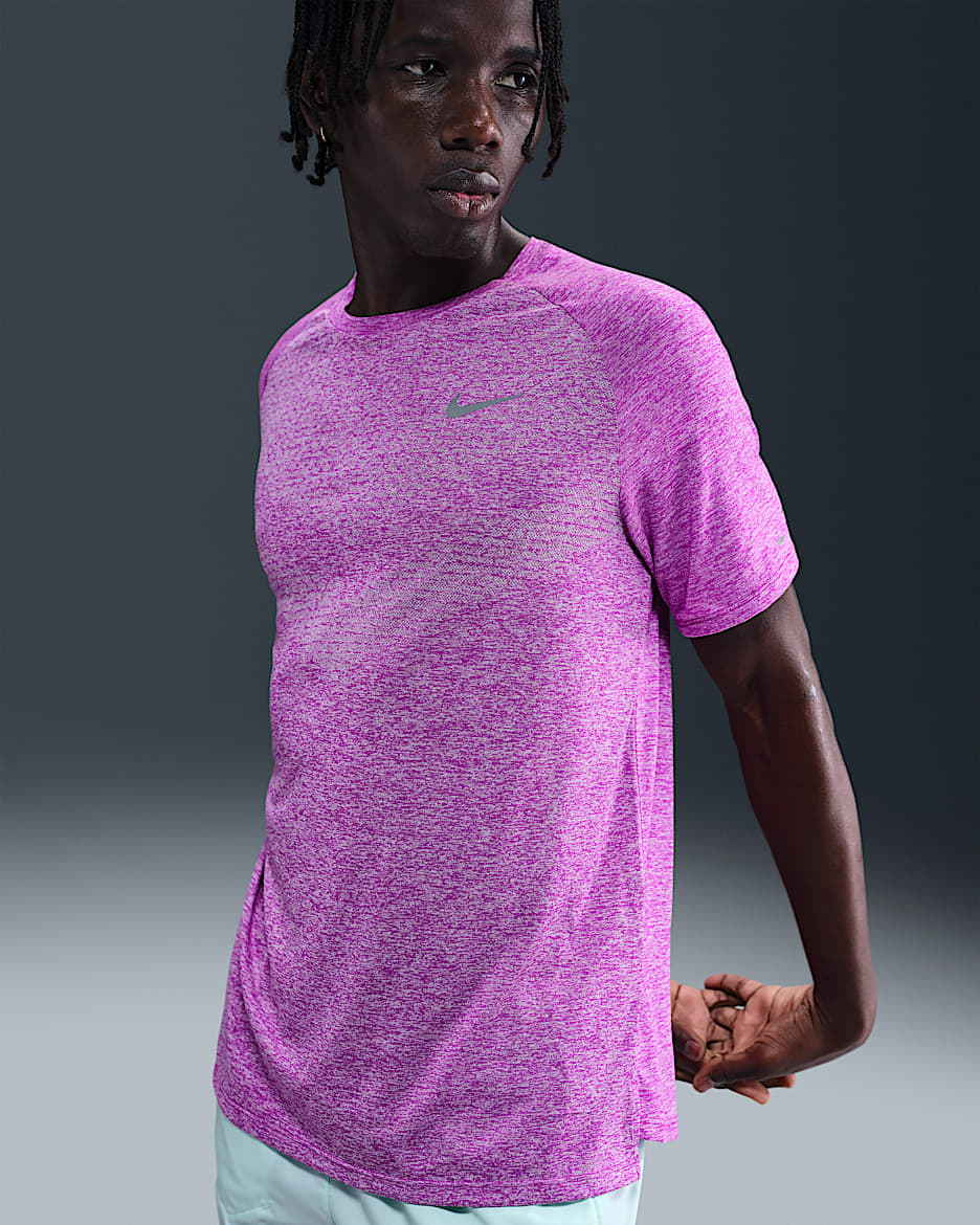 Playera de correr de manga corta Dri-FIT ADV para hombre Nike Stride - Morado vivo/Jaspeado