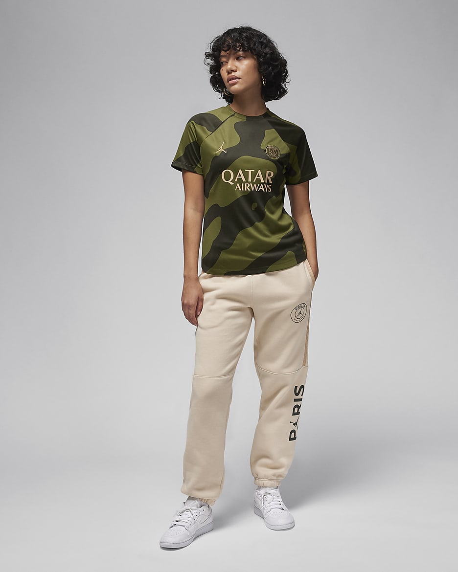 Dámské čtvrté předzápasové fotbalové tričko Jordan Dri-FIT Paris Saint-Germain Academy Pro - Rough Green/Sequoia/Dark Obsidian/Hemp