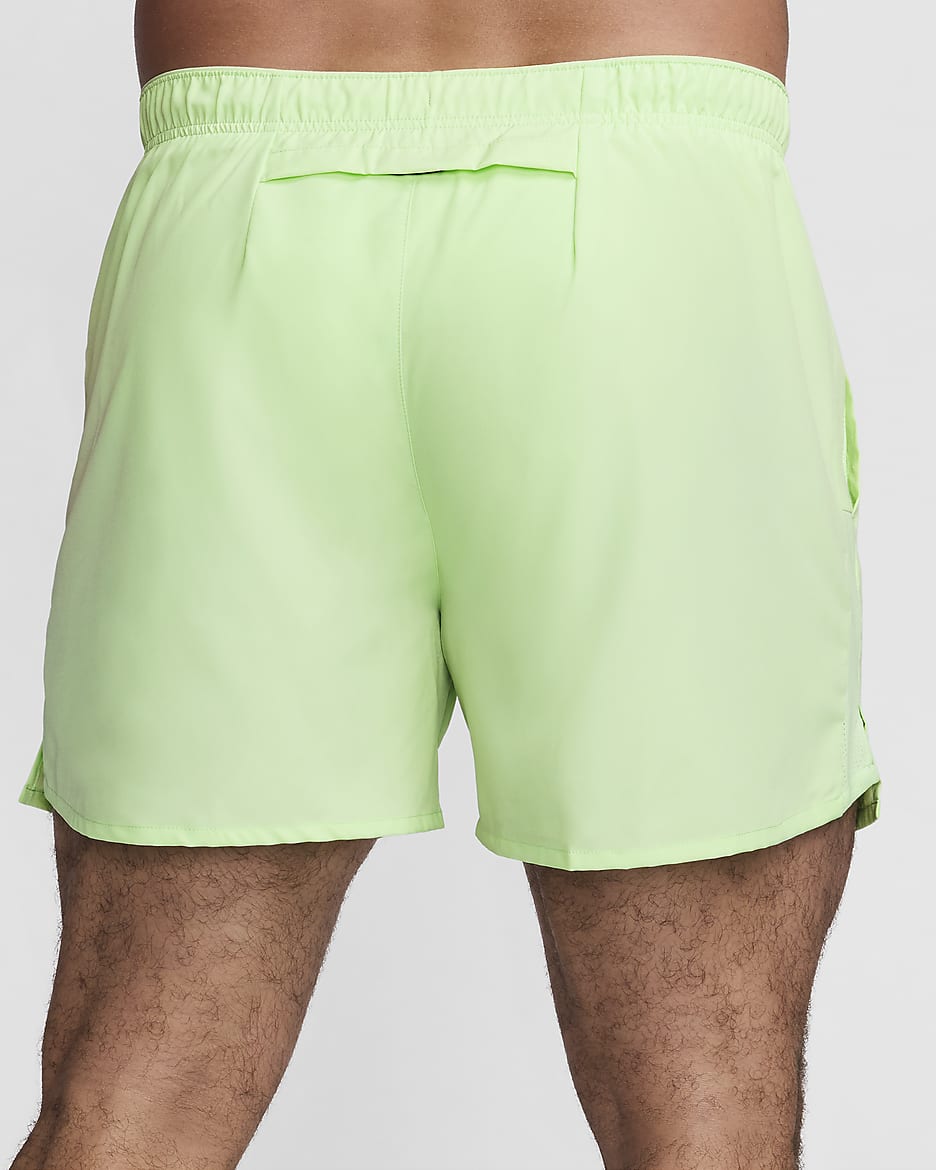 Shorts de correr Dri-FIT de 13 cm con forro de ropa interior para hombre Nike Challenger - Verde vapor/Verde vapor/Verde vapor