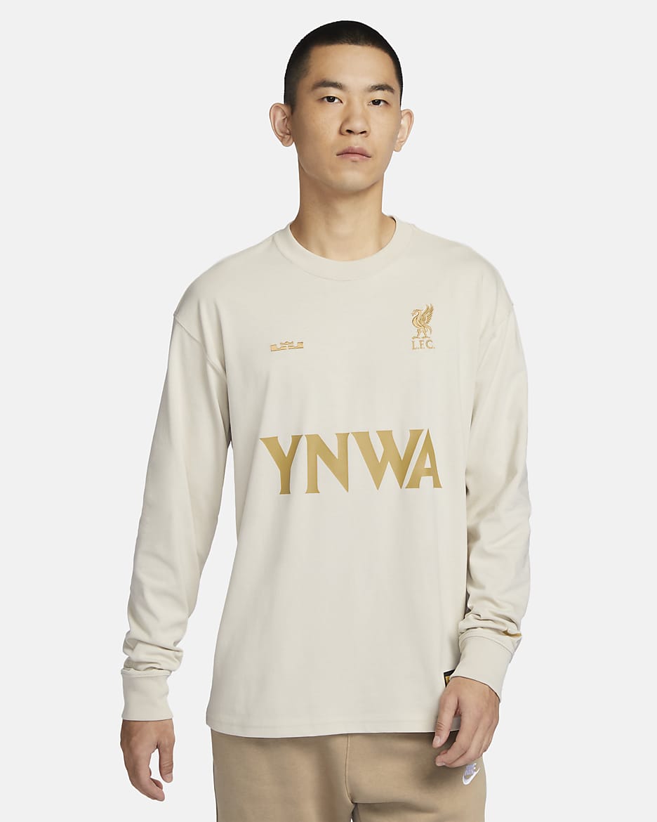 レブロン x リバプール FC メンズ ナイキ マックス90 サッカー Tシャツ - ライトオールウッドブラウン/トゥルーリーゴールド