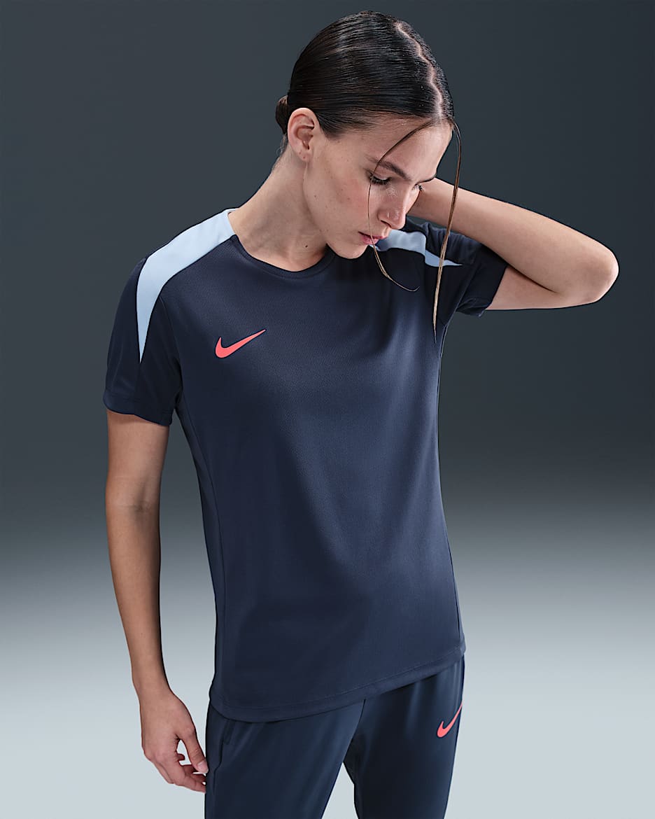 Playera de fútbol de manga corta Dri-FIT para mujer Nike Strike - Trueno azul/Tinte royal/Carmesí brillante