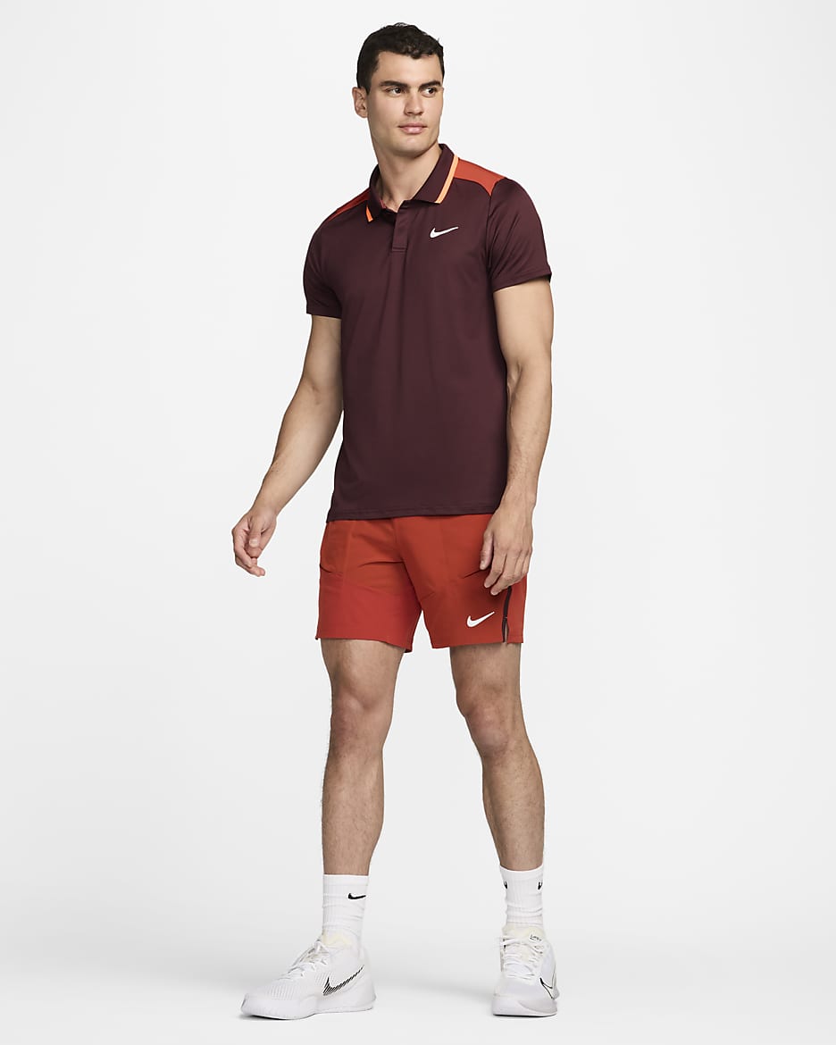 Polo de tenis Dri-FIT para hombre NikeCourt Advantage - Burdeos enérgico/Rojo dragón/Blanco