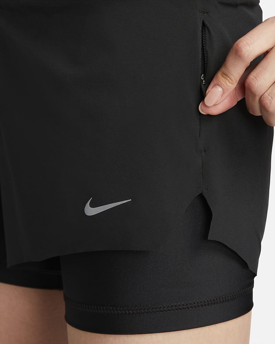 กางเกงวิ่งขาสั้น 3 นิ้วเอวปานกลางผู้หญิงแบบ 2-IN-1 พร้อมกระเป๋า Nike Dri-FIT Swift - ดำ