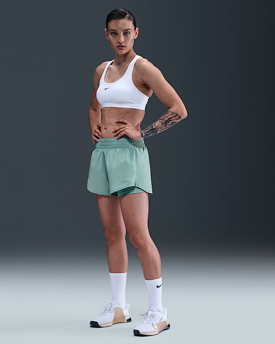 Shorts Dri-FIT 2 en 1 de tiro medio de 8 cm para mujer Nike One - Cañón/Blanco