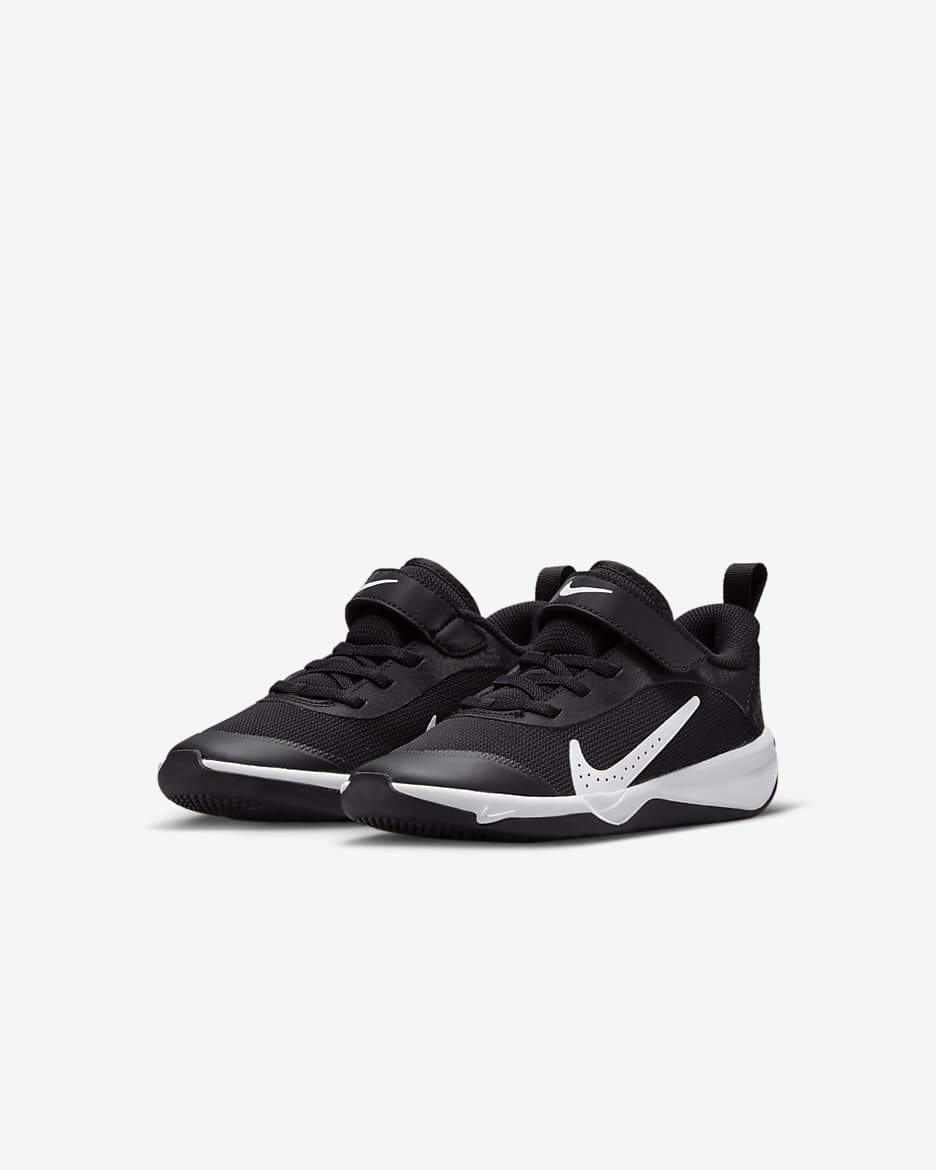 Nike Omni Multi-Court Schuh für jüngere Kinder - Schwarz/Weiß