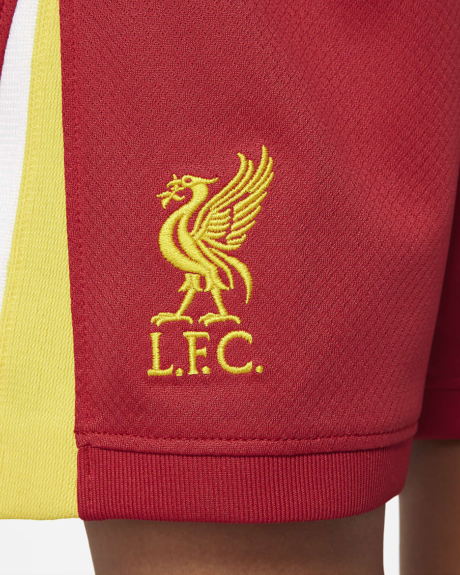 Liverpool FC 2024/25 Stadium hazai Nike Soccer háromrészes replikaszett kisgyerekeknek - Gym Red/Fehér/Chrome Yellow