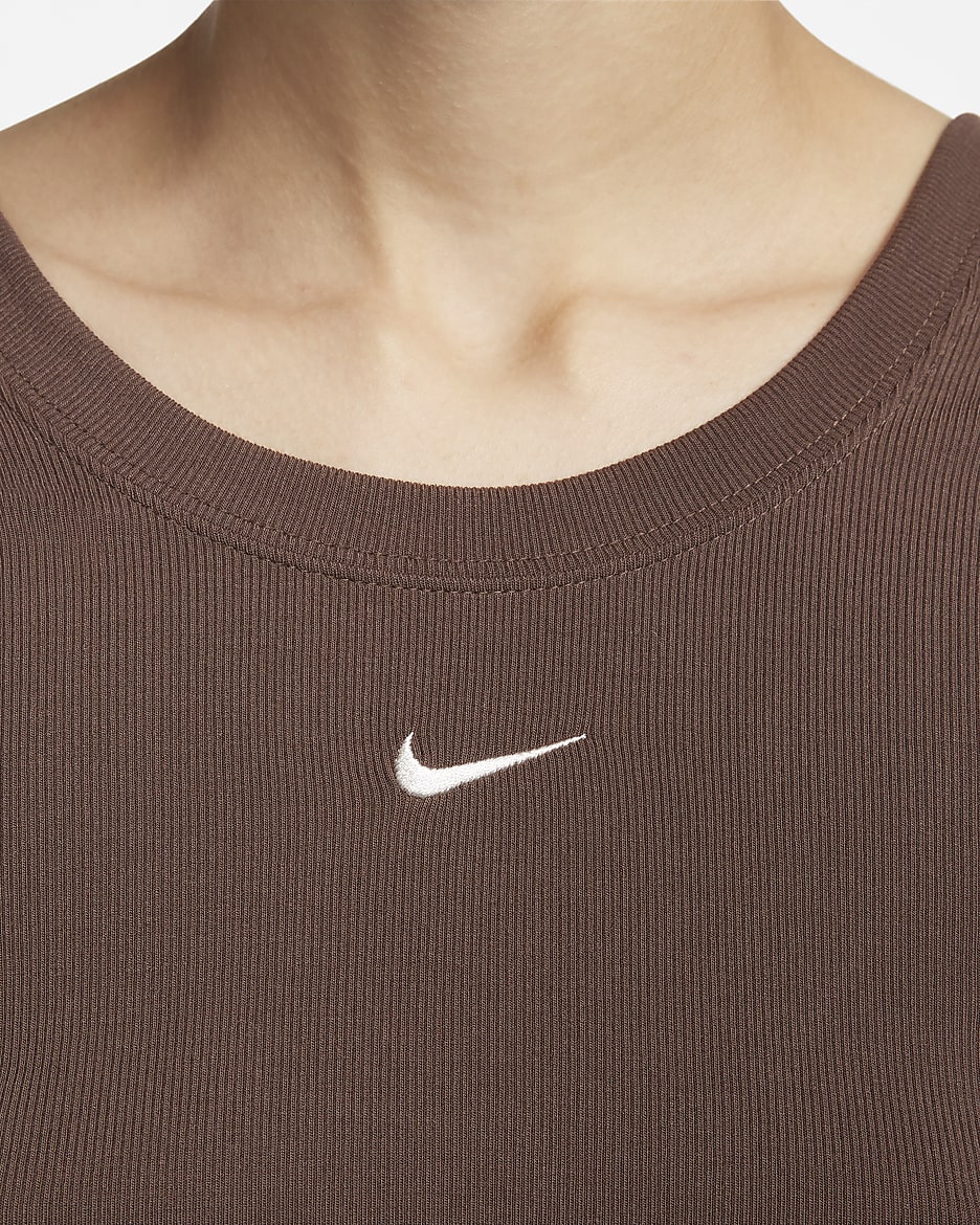 Nike Sportswear Chill Knit tettsittende, kortermet, ribbestrikket singlet med åpen rygg til dame - Baroque Brown/Sail