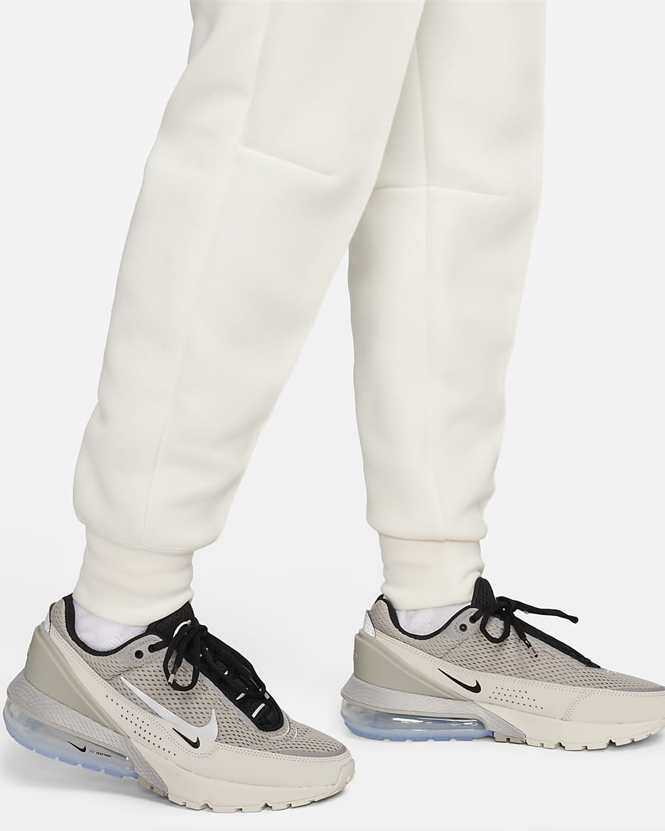 Nike Sportswear Tech Fleece joggebukse med mellomhøyt liv til dame - Pale Ivory/Svart