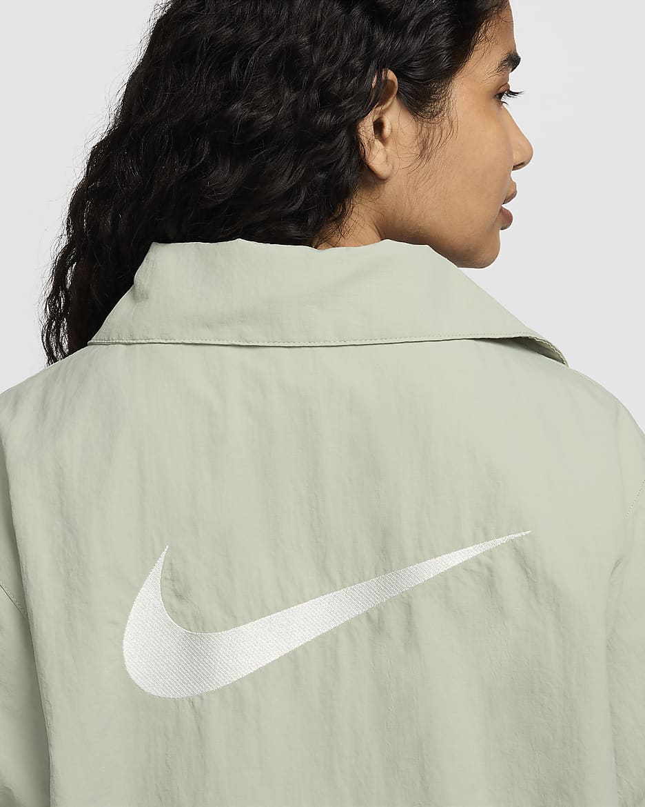 Chamarra de entrenador oversized de tejido Woven UV para mujer Nike Sportswear Essential - Horizonte jade/Vela