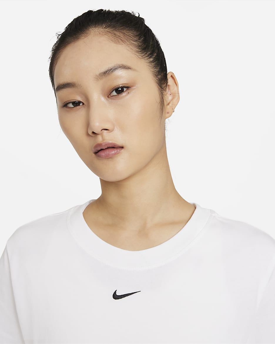 เสื้อยืดผู้หญิงทรงหลวม Nike Sportswear Essential - ขาว/ดำ