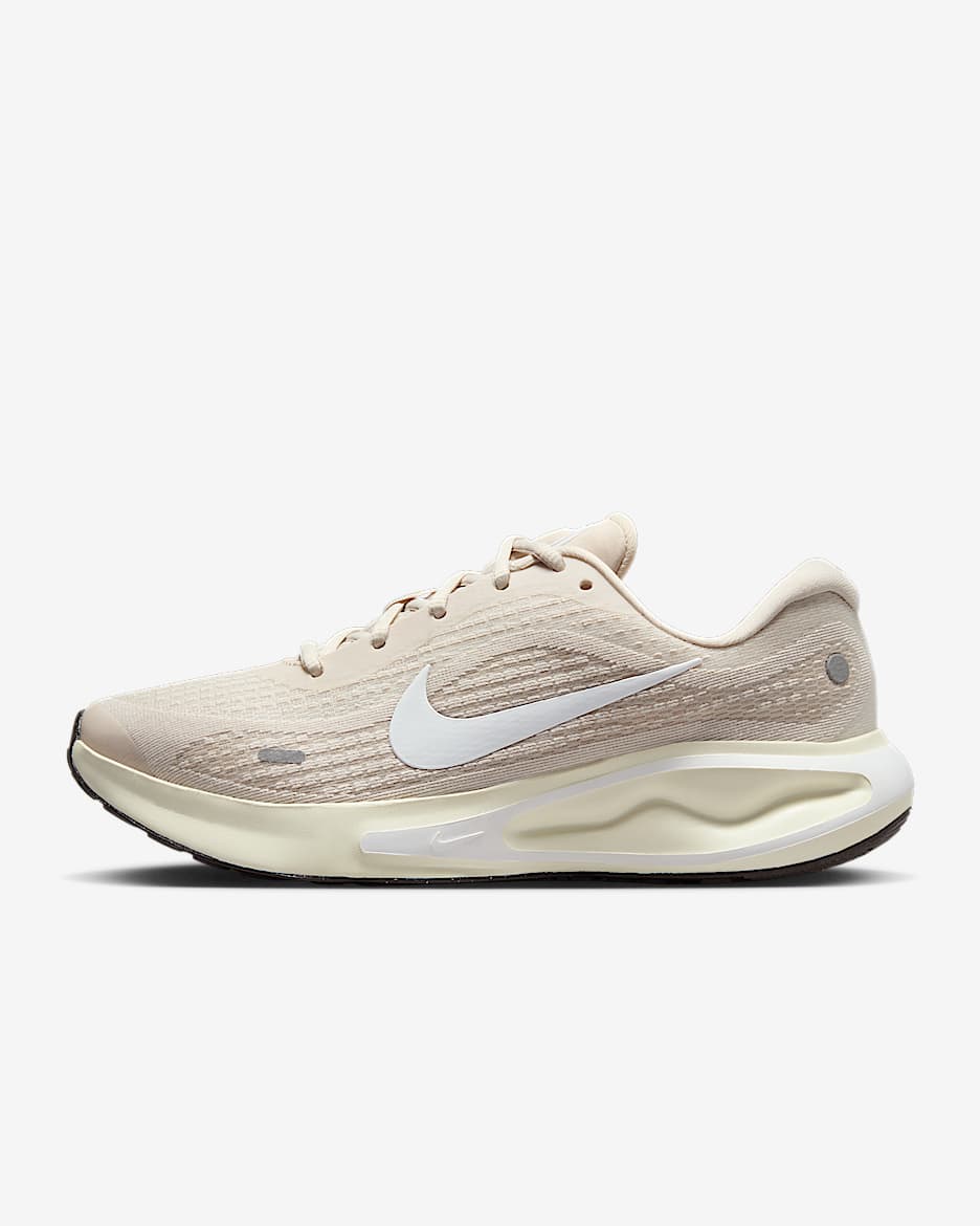 Nike Journey Run Straßenlaufschuh für Damen - Light Orewood Brown/Hemp/Coconut Milk/Weiß