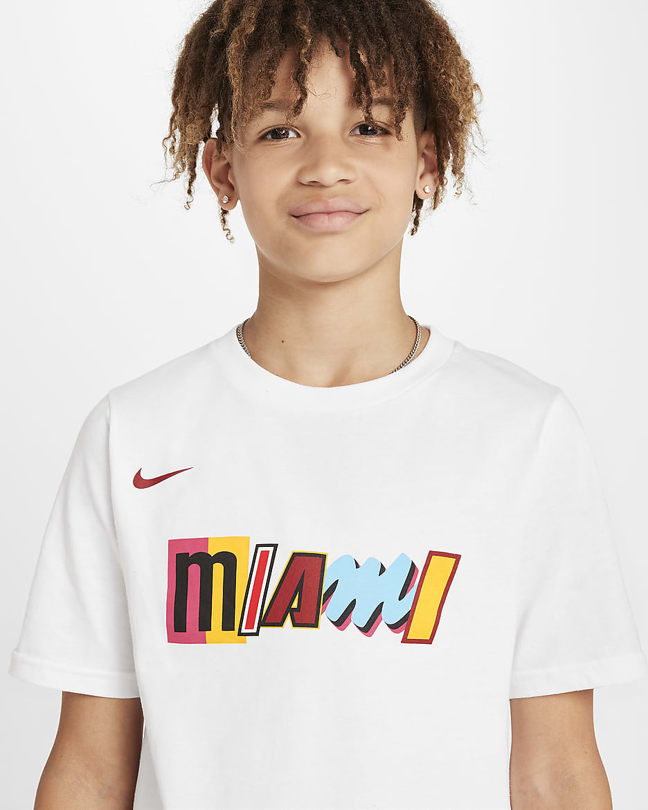 Miami Heat City Edition Nike NBA emblémás póló nagyobb gyerekeknek - Fehér