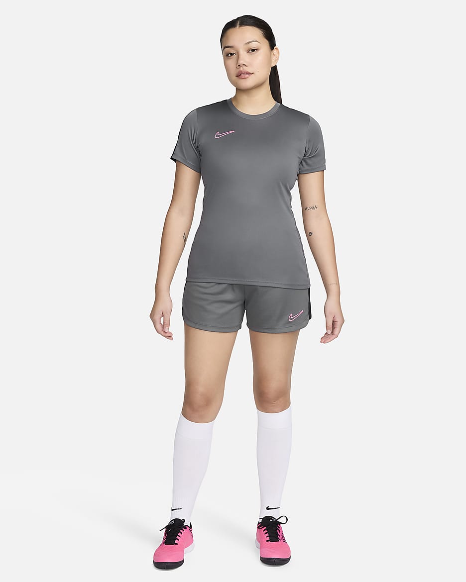 Nike Dri-FIT Academy Kurzarm-Fußballoberteil für Damen - Iron Grey/Schwarz/Sunset Pulse