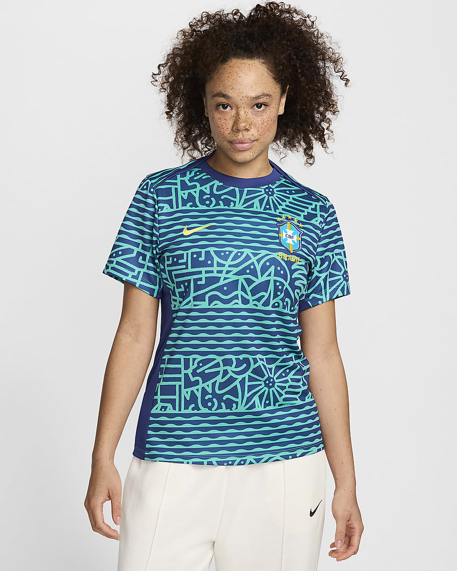 Playera de manga corta de fútbol Nike Dri-FIT para antes del partido para mujer Brazil Academy Pro - Retro claro/Azul royal intenso/Amarillo dinámico