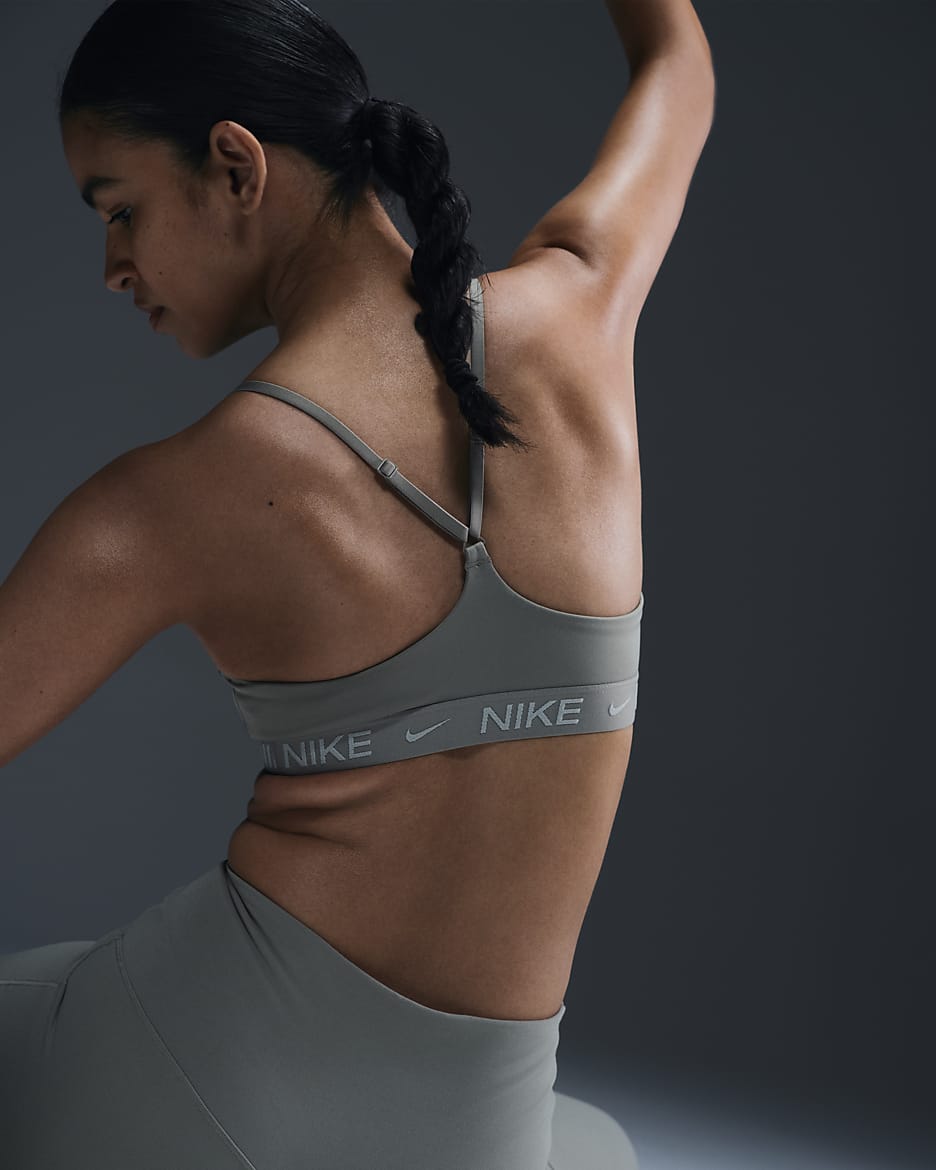 Dámská nastavitelná sportovní podprsenka Nike Indy s vycpávkami a lehkou oporou - Light Army