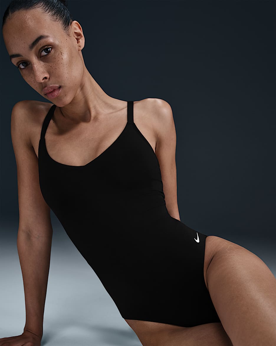 Traje de baño de una pieza con cuello en V Nike Swim Essential para mujer - Negro