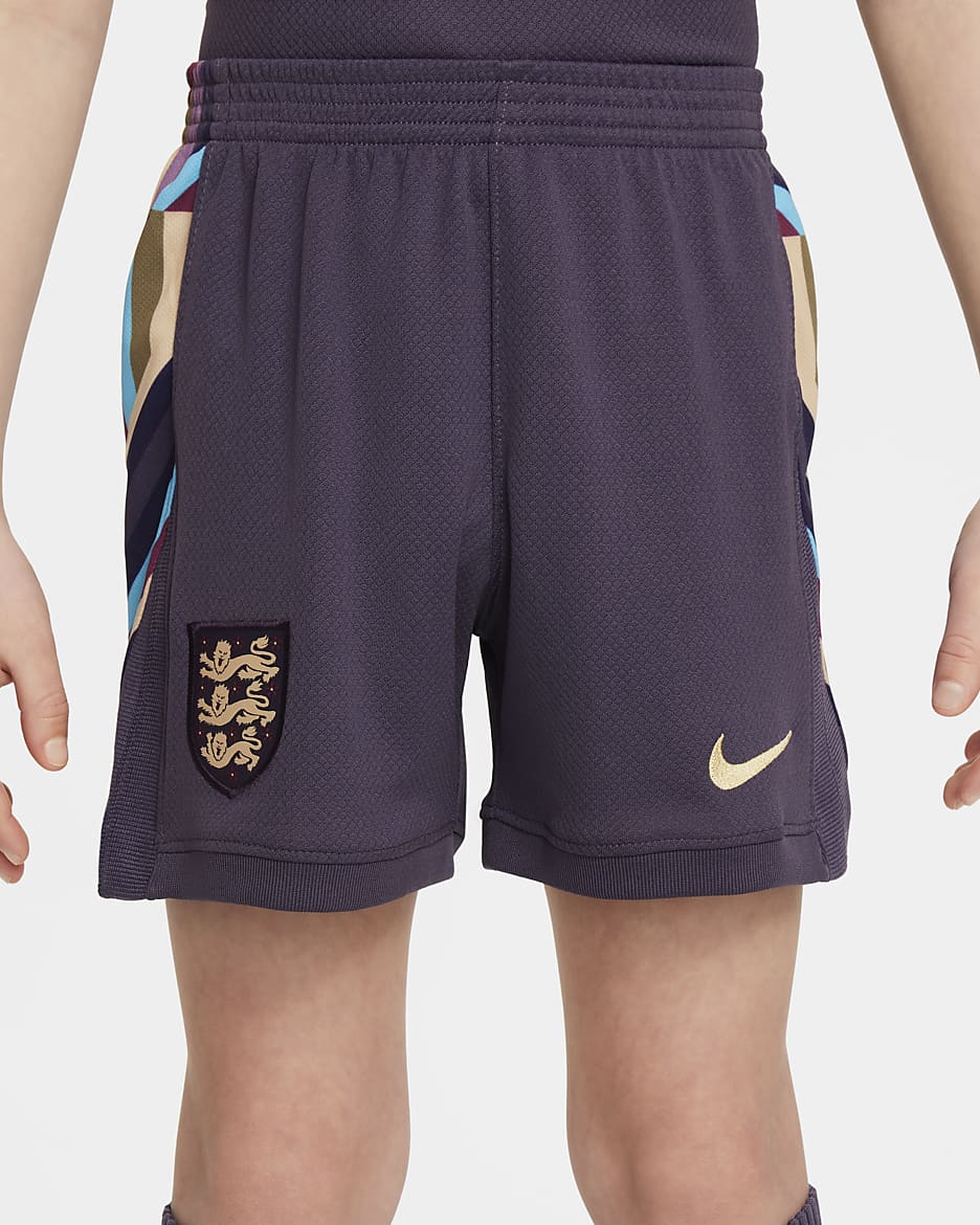 England 2024/25 Stadium Away dreiteiliges Nike Replika Fußballtrikot-Set (jüngere Kinder) - Dark Raisin/Sesame