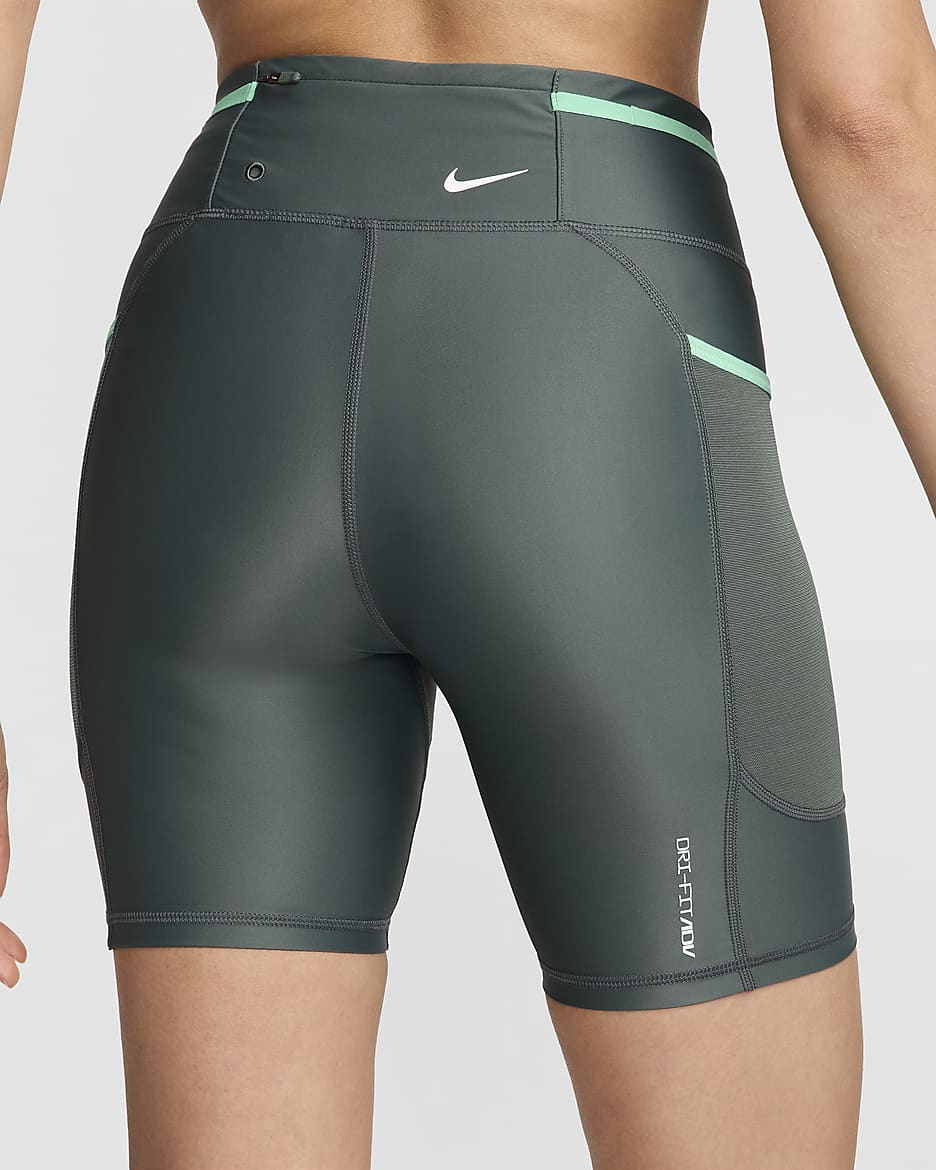 Shorts de ciclismo Dri-FIT ADV de tiro medio de 18 cm con bolsillos para mujer Nike ACG "White Rapids" - Verde vintage/Verde primavera/Blanco cumbre