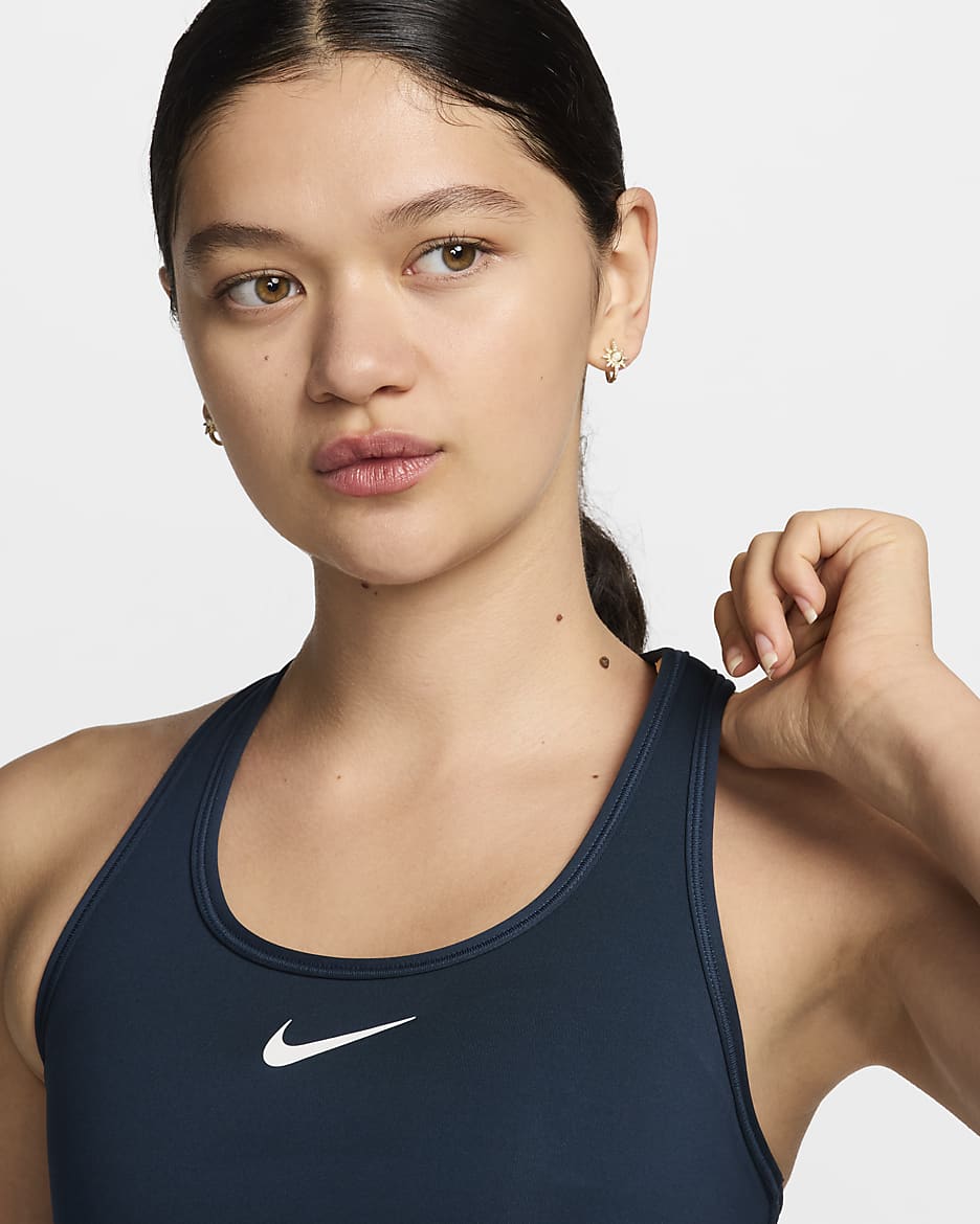 สปอร์ตบราผู้หญิงเสริมฟองน้ำ Nike Swoosh Medium Support - Armory Navy/ขาว