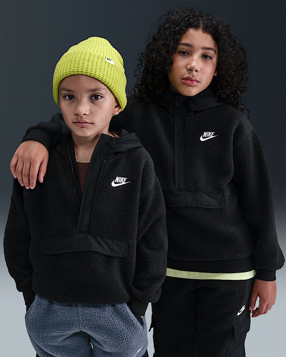Nike Sportswear Club Fleece Huvtröja med ledig passform och 1/4-dragkedja för ungdom - Svart/Svart/Vit