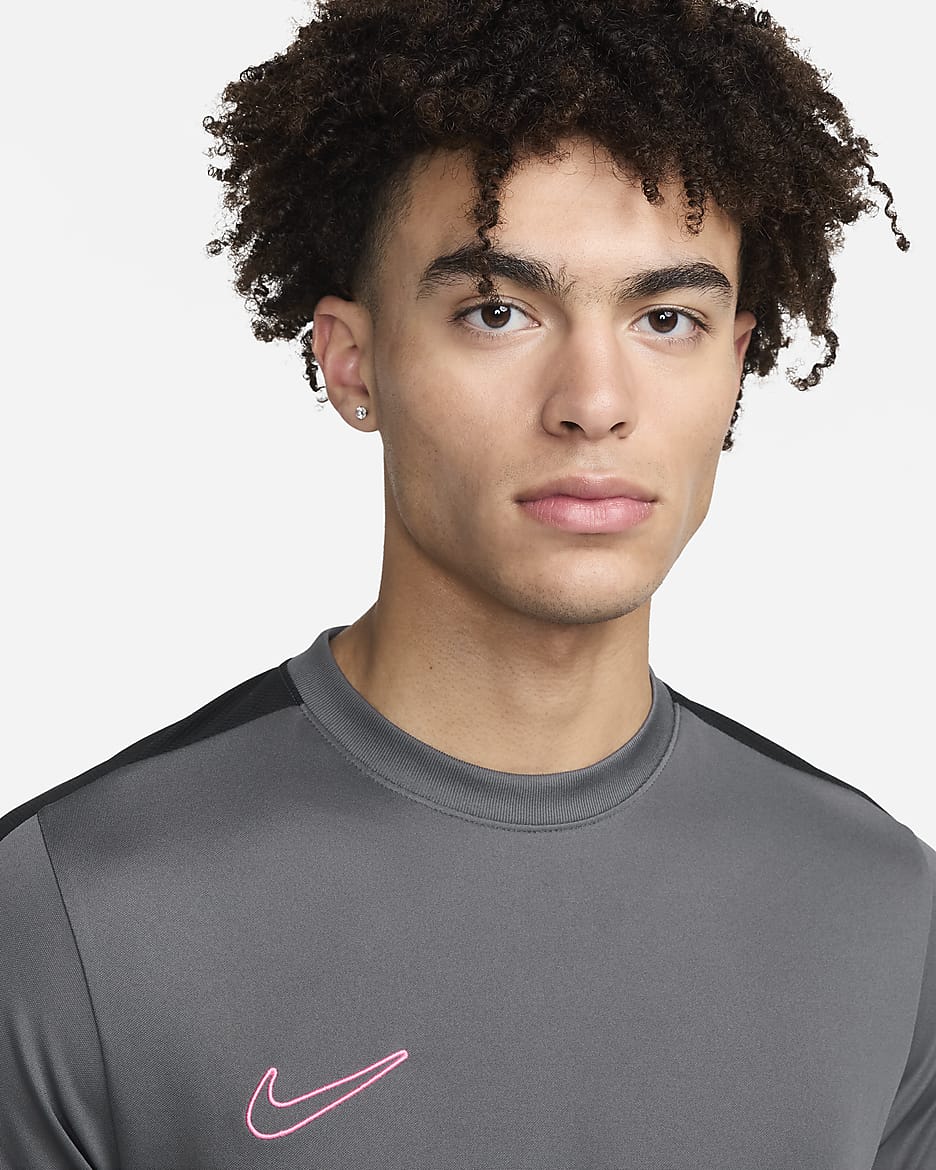 Playera de fútbol de manga corta Dri-FIT para hombre Nike Academy - Gris hierro/Negro/Puesta de sol pulso