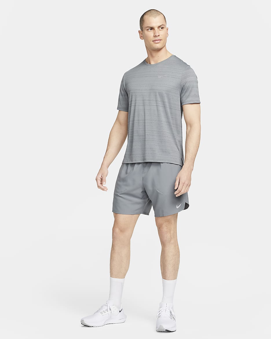 Shorts de correr Dri-FIT de 18 cm con forro de ropa interior para hombre Nike Stride - Gris humo/Negro