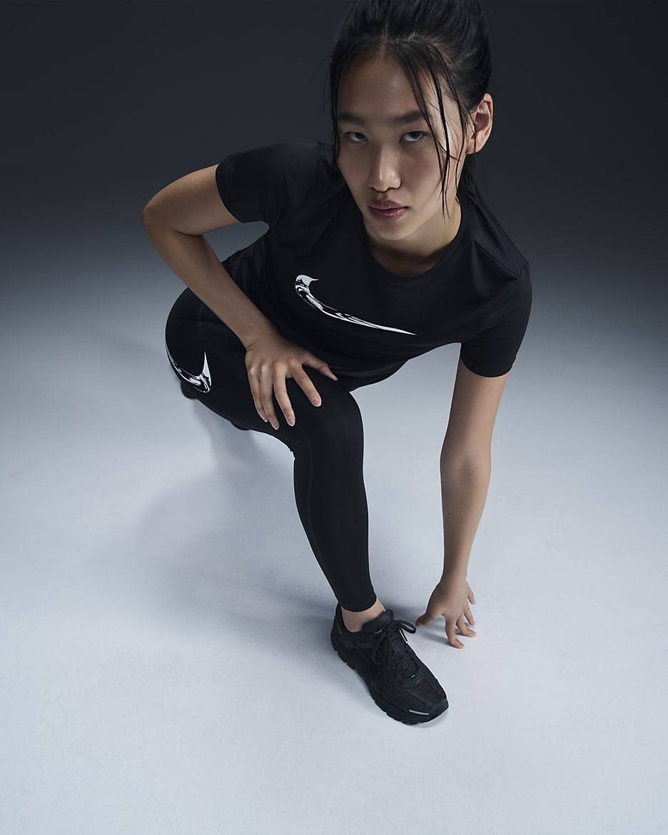 เสื้อวิ่งกราฟิกแขนสั้นผู้หญิง Dri-FIT Nike One - ดำ/ขาว