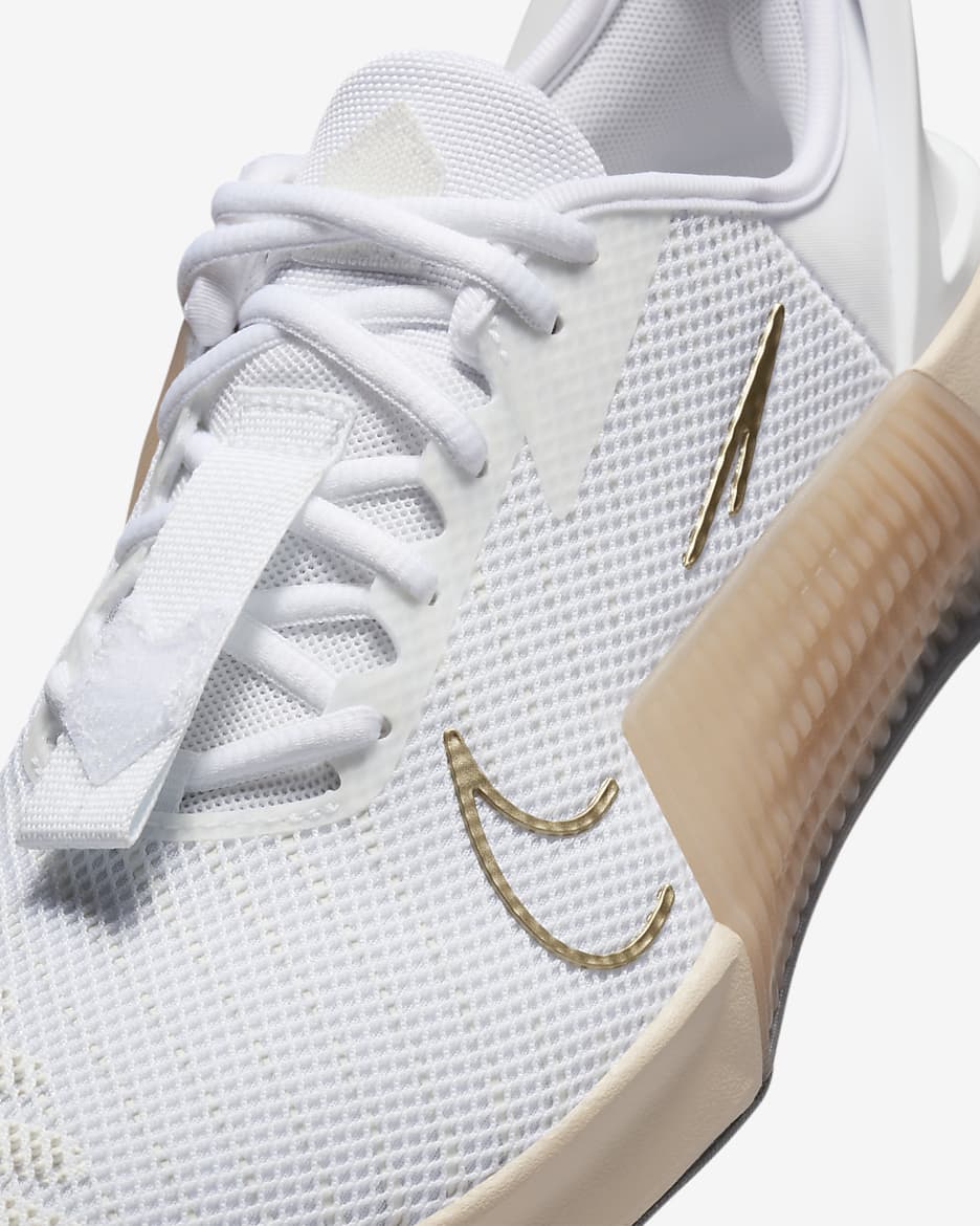 Tenis de entrenamiento para mujer Nike Metcon 9 EasyOn - Blanco/Oro metalizado con textura/Duna/Blanco