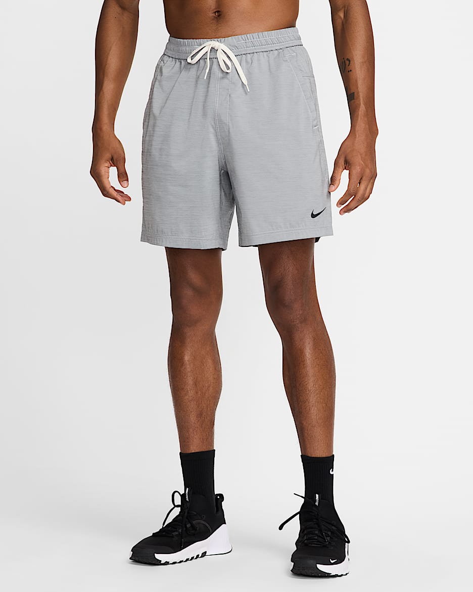 Shorts versátiles Dri-FIT de 18 cm sin forro para hombre Nike Form - Gris humo/Gris humo claro/Negro