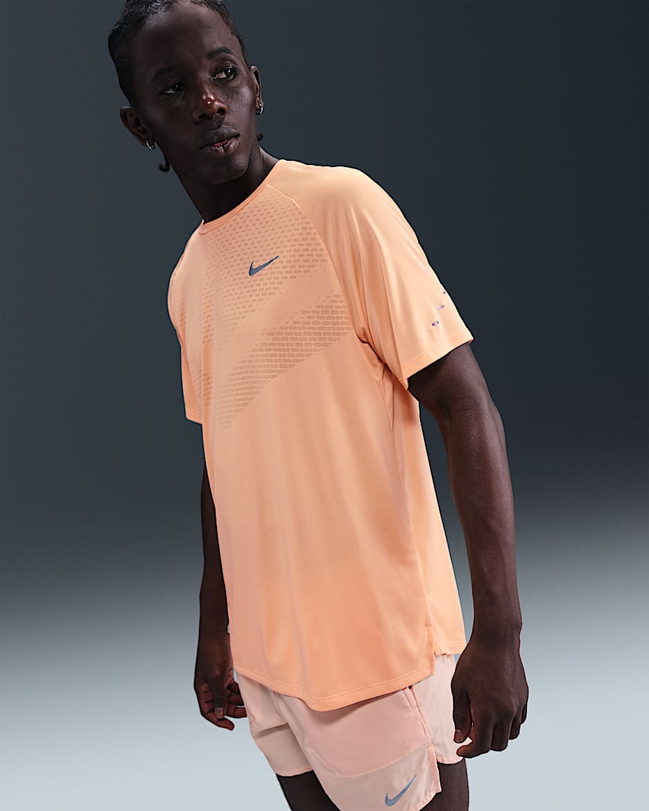 Nike Stride Dri-FIT ADV Kurzarm-Laufoberteil (Herren) - Orange Chalk